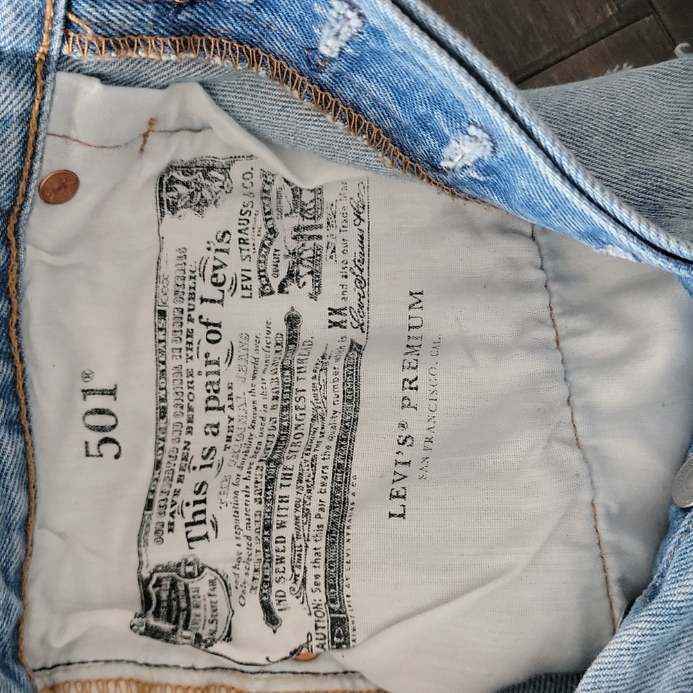 Levis - Picture 3 of 4